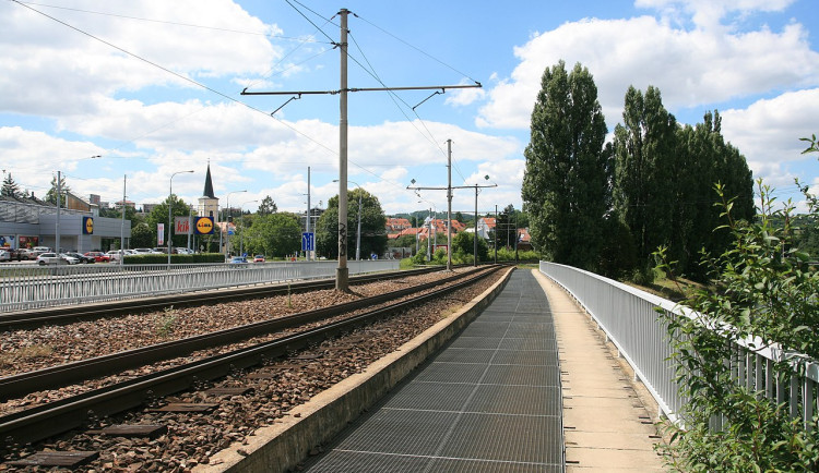Rekonstrukce hlavní tepny z Bystrce do centra začala, řidiče čeká zúžení a kolony