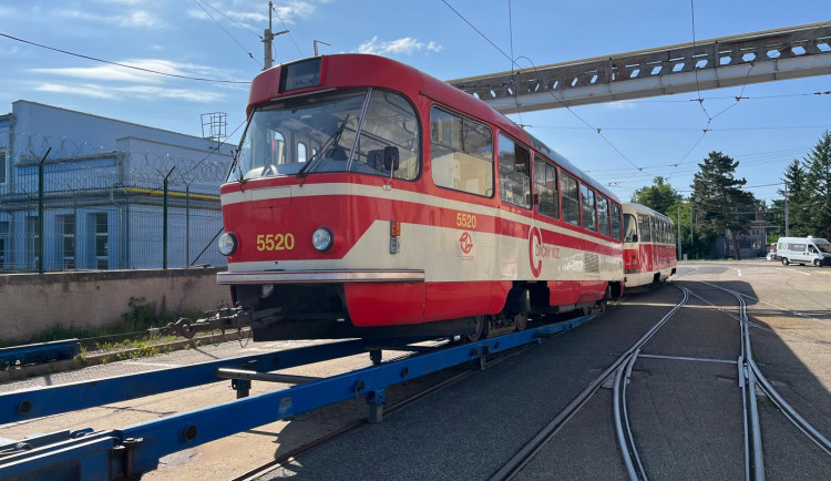 VIDEO: V dílnách brněnského dopravce opraví šest pražských retro tramvají
