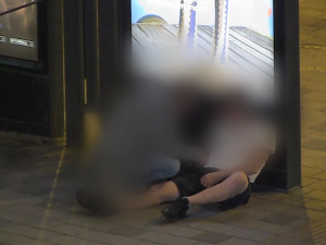 VIDEO: Kapsář si chtěl přilepšit, na brněnském nádraží prošacoval opilce