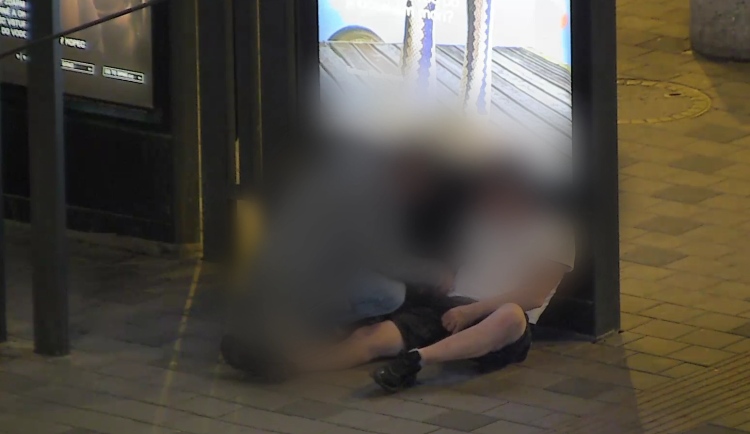 VIDEO: Kapsář si chtěl si přilepšit, na brněnském nádraží prošacoval opilce