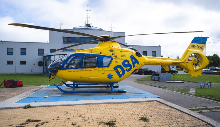 Seniorka na kole v Mrákotíně bourala, jela bez helmy. Letěl pro ni vrtulník