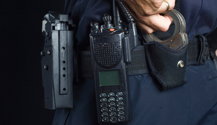 Falešný kriminalista vylákal z ženy 700 tisíc korun. Policie varuje před podvodníky