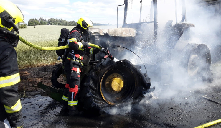 Traktor v plamenech. Do Habrů vyjely čtyři jednotky, škoda je 750 tisíc korun