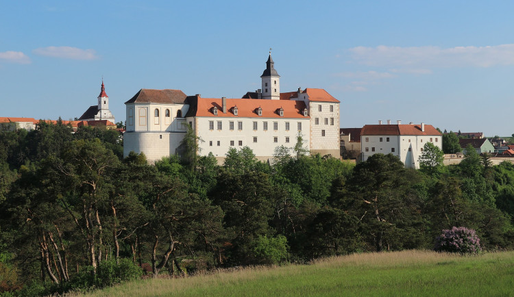 Zámek v Jevišovicích otevřel nové expozice, láká na hudbu i řemeslo