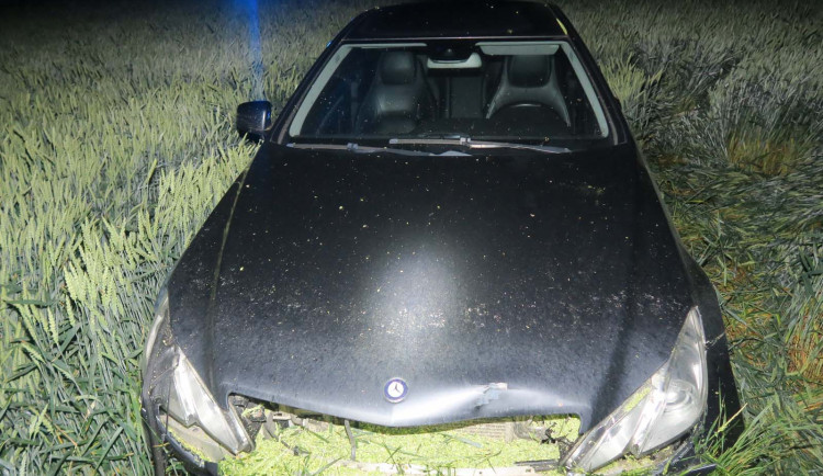 Řidič poblíž Moravan srazil důchodce a z místa utekl. Policisté hledají svědky