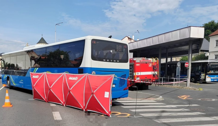 Seniorka utrpěla při střetu s autobusem velmi těžké zranění. Policie hledá svědky nehody
