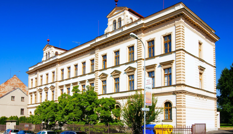 Jičínské gymnázium patří mezi nejlepší v ČR: Maturanti dosáhli vynikajících výsledků