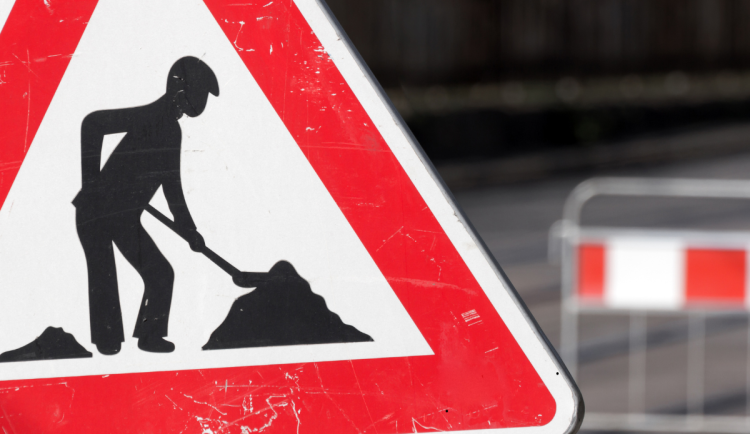 Rekonstrukce silnice a křižovatky na Lhotkách. Řidiče u Náchoda čekají komplikace