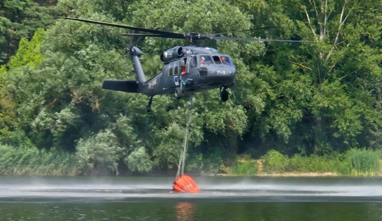 Na Hodonínsku se rozhořel les, oheň se hasí vrtulníkem
