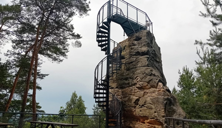 Nové schodiště, úprava vyhlídky. Opravená rozhledna Hlavatice se před sezonou otevírá