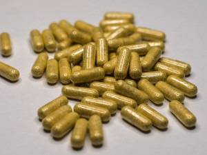 Závislosti mladých Čechů se mění. Alkohol nahradily sociální sítě nebo kratom
