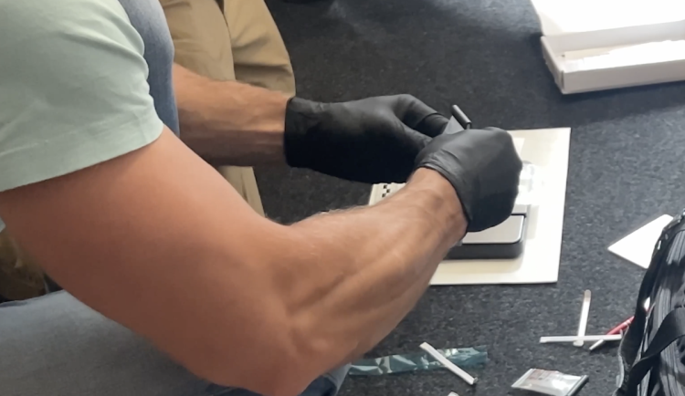 Karlovarští kriminalisté obvinili muže z distribuce pervitinu, skončil ve vazbě