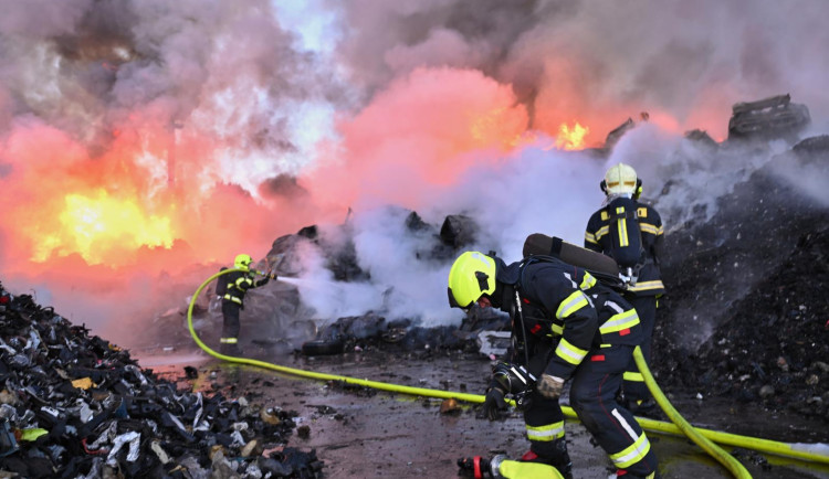 Požár kovošrotu způsobil škody za 5,5 milionu korun. Případ řeší policie