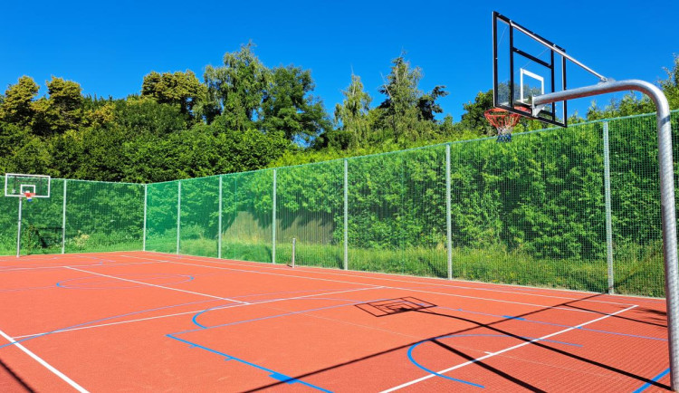 Revitalizace sportovního hřiště ve Dvoře Králové: Nový tartan a lepší vybavení pro všechny