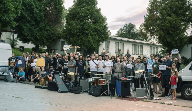 Umělci na Kraví hoře zapálili svíčku za zbouraný likusák, cítí se podvedeni