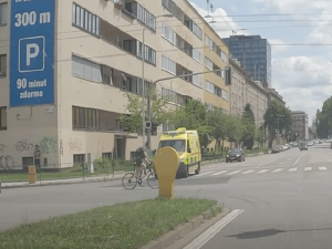 Cyklista se sluchátky na uších v Brně riskoval. Vjel do cesty houkající sanitce
