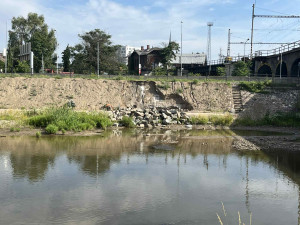 FOTO: Brněnská náplavka se sesunula. Protipovodňové úpravy, uklidňuje magistrát
