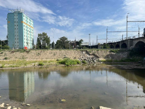 FOTO: Brněnská náplavka se sesunula. Protipovodňové úpravy, uklidňuje magistrát