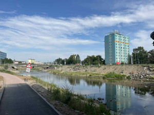 FOTO: Brněnská náplavka se sesunula. Protipovodňové úpravy, uklidňuje magistrát