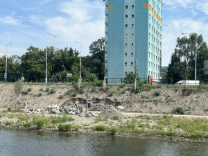 FOTO: Brněnská náplavka se sesunula. Protipovodňové úpravy, uklidňuje magistrát