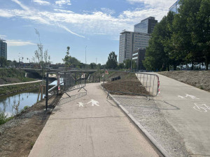 FOTO: Brněnská náplavka se sesunula. Protipovodňové úpravy, uklidňuje magistrát