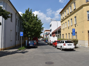 V Židenicích se parkuje v křižovatkách. Strážníci to neřeší, stěžuje si radnice