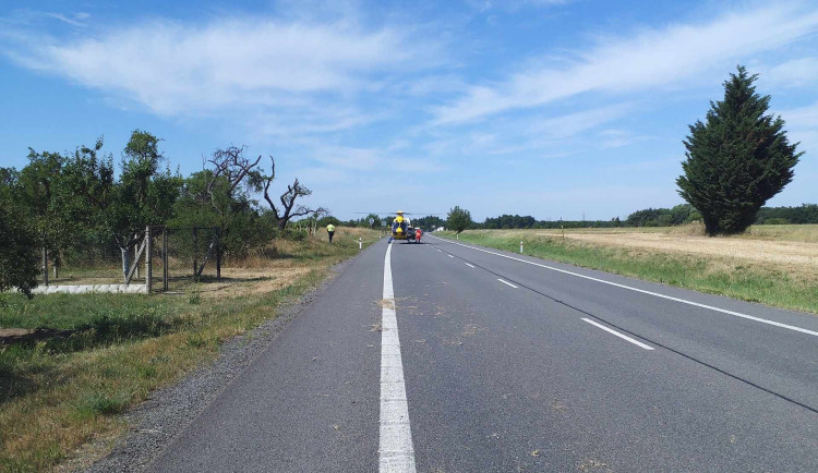 Motorkář zemřel po střetu s náklaďákem u Rohatce. Silnice I/55 je neprůjezdná