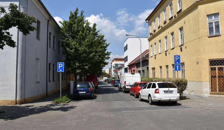 V Židenicích se parkuje v křižovatkách. Strážníci to neřeší, stěžuje si radnice