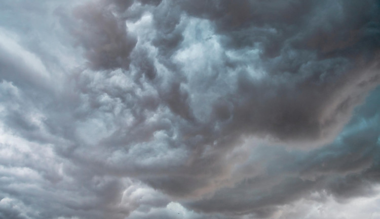 Přívalové deště i kroupy dnes hrozí i jihu Moravy, varují meteorologové