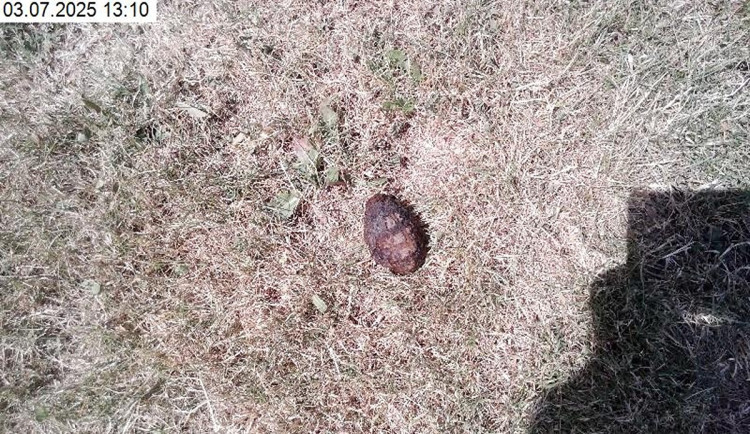 Dívka našla na Kozí horce nevybuchlý granát, policisté pláž vyklidili 