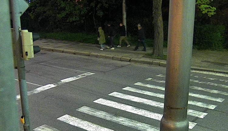 VIDEO: Rvačka v Jihlavě kvůli místům v restauraci. Neznáte lidi na fotce?