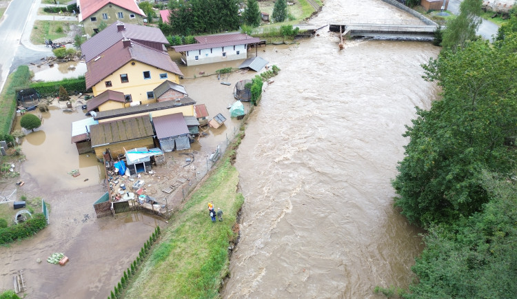 Pokračuje odstraňování následků povodní. Škoda se vyšplhala skoro ke třem miliardám