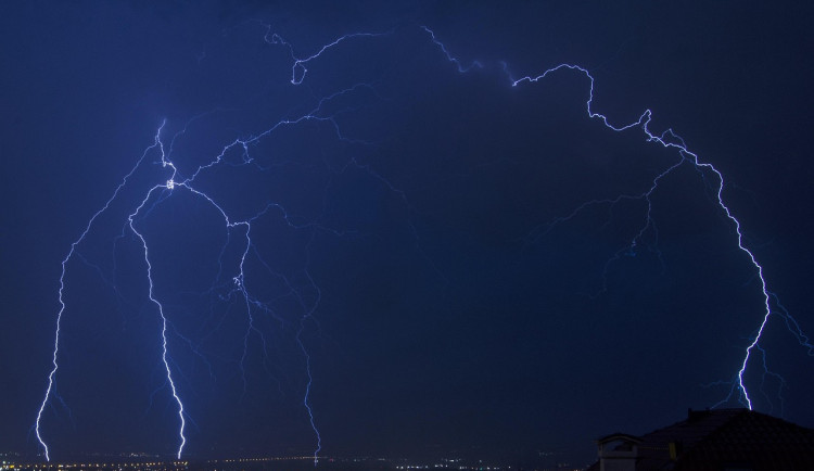 Silné bouřky zasáhnou Moravu, hrozí přívalové deště a vítr