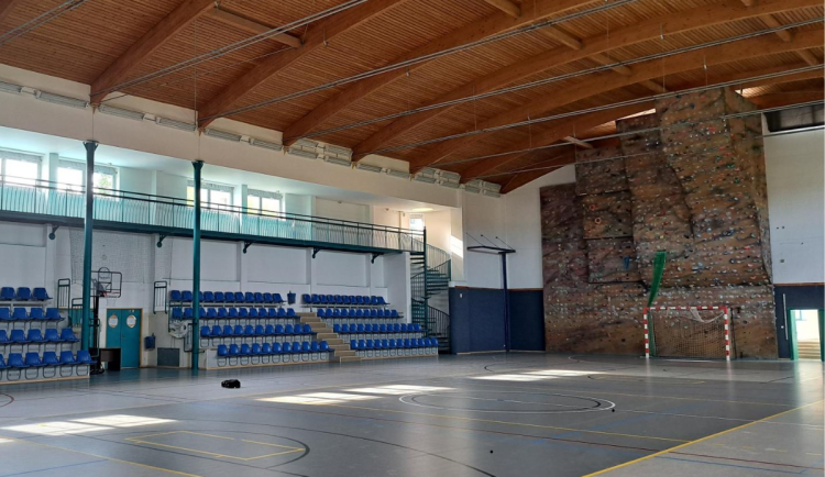 Dvůr Králové nad Labem modernizuje sportovní halu na ZŠ Strž
