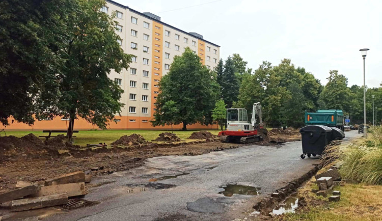 VIDEO: Na sídlišti v Jihlavě vylepšují parkoviště. Přibude tam 38 stání