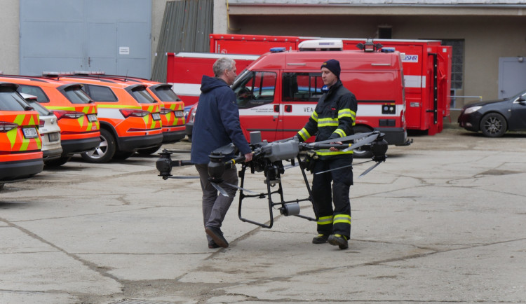 Drony nad plameny: Jak technologie mění práci hasičů?