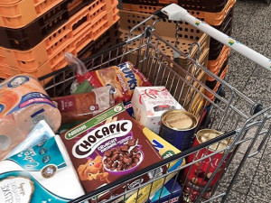 Muž naházel do košíku salámy, kávu i vysavač. Pokladně se ale vyhnul obloukem