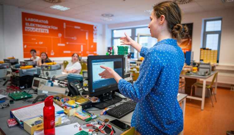 Brněnské VUT láká ženy do vývoje čipů, v technickém oboru jich je zatím jen hrstka