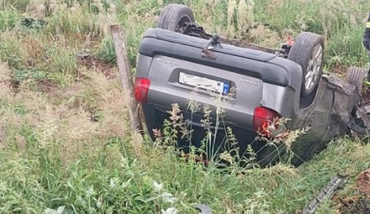 Mikrospánek. Řidič na Třebíčsku zřejmě na chvilku usnul a vyjel mimo silnici