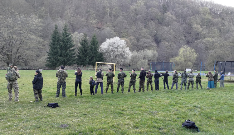 Když nám ukradnou volby, je čas na odboj: Krajský lídr hnutí Stačilo! Klusáček cvičí příznivce se zbraněmi