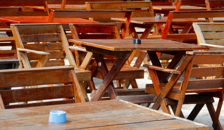 Velmi kuriózním způsobem využil zloděj zahradní nábytek ukradený před restaurací