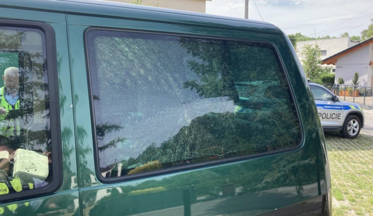 Dvojice ničila skla aut a rodinných domů. Hrozí jim až dva roky vězení