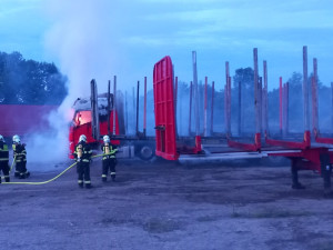Jihomoravští hasiči byli povoláni k hořícímu kamionu. Škody dosahují několika milionů