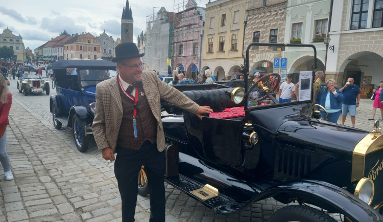 VIDEO: Ford model T postavil Ameriku na kola a mně dělá radost, říká Ivo Novotný