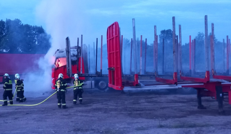 Jihomoravští hasiči byli povoláni k hořícímu kamionu. Škody dosahují několika milionů