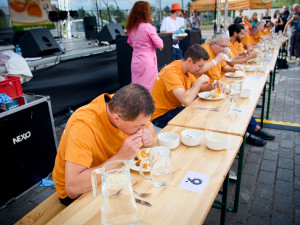 Maxijedlík opět úřadoval. V Židlochovicích spořádal přes dvě kila ovocných knedlíků