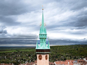 Rekonstrukce radniční věže ve Znojmě se protahuje. Otevře až s adventem