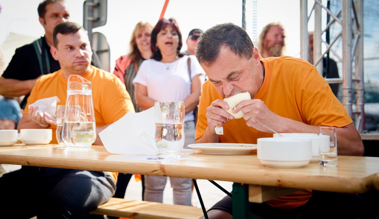 Maxijedlík opět úřadoval. V Židlochovicích spořádal přes dvě kila ovocných knedlíků
