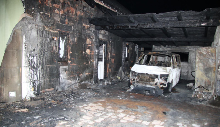 Při výrobě pervitinu podpálil garáž rodinného domu. Teď mu hrozí deset let