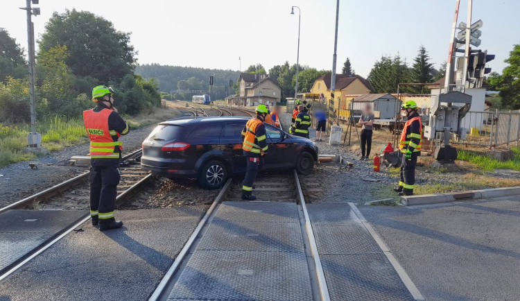 Auto skončilo v kolejišti vedle přejezdu. Mladého řidiče přemohl mikrospánek